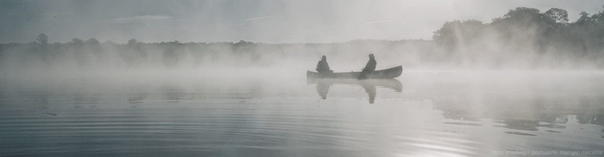 See im Nebel mit Ruderboot